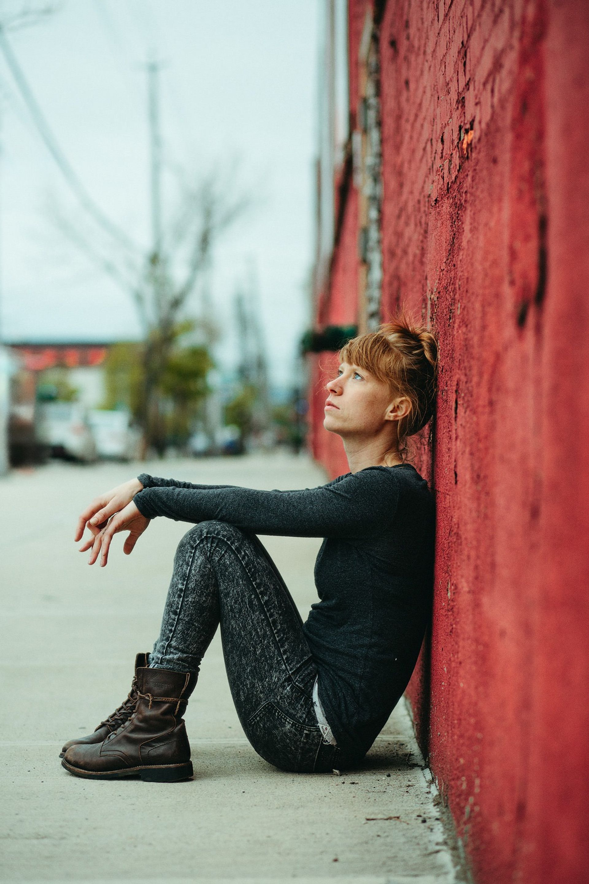 Sitting red wall looking up — Björn Lexius, Brooklyn, New York