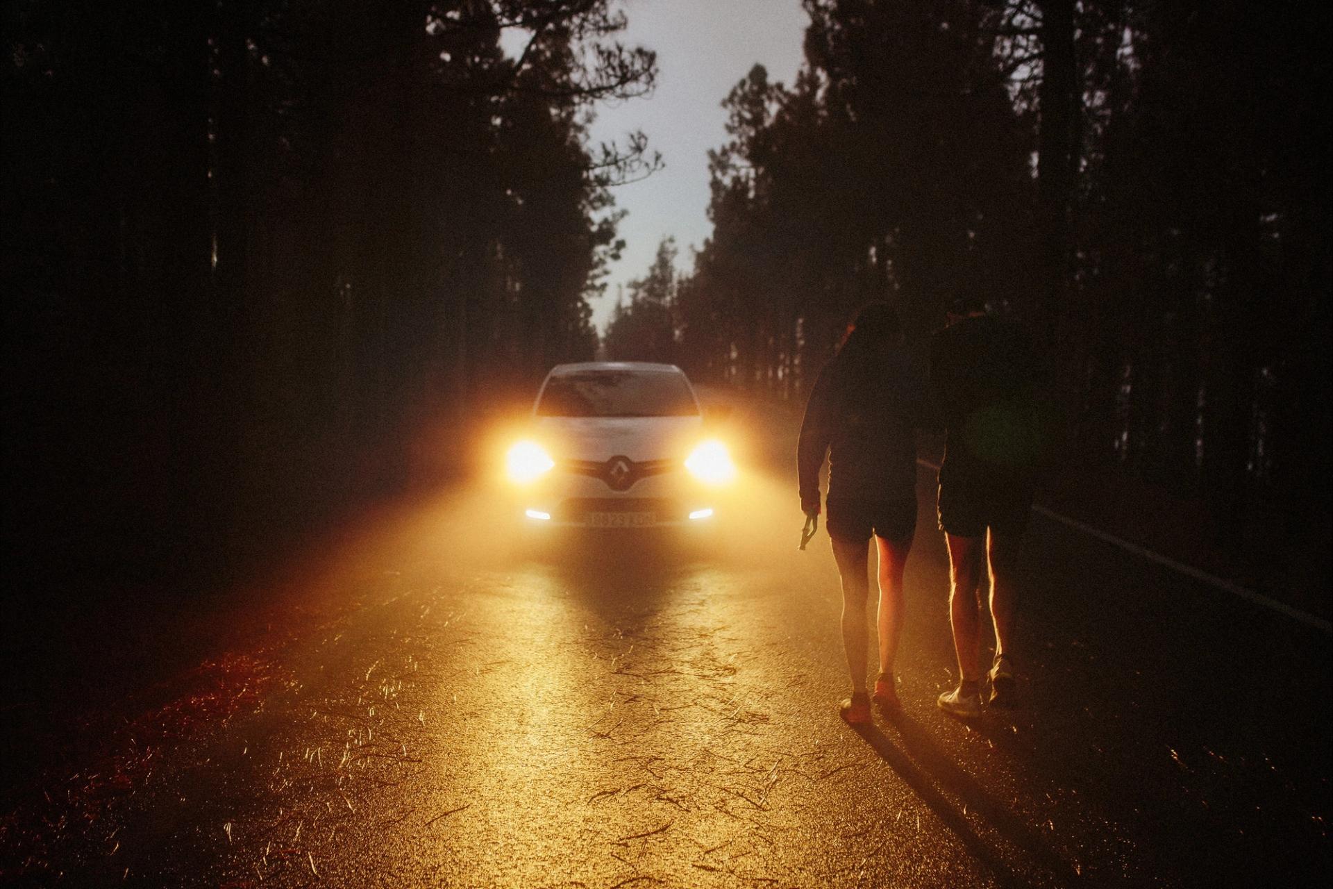 Runner car headlights night — Björn Lexius, Gran Canaria, Spain