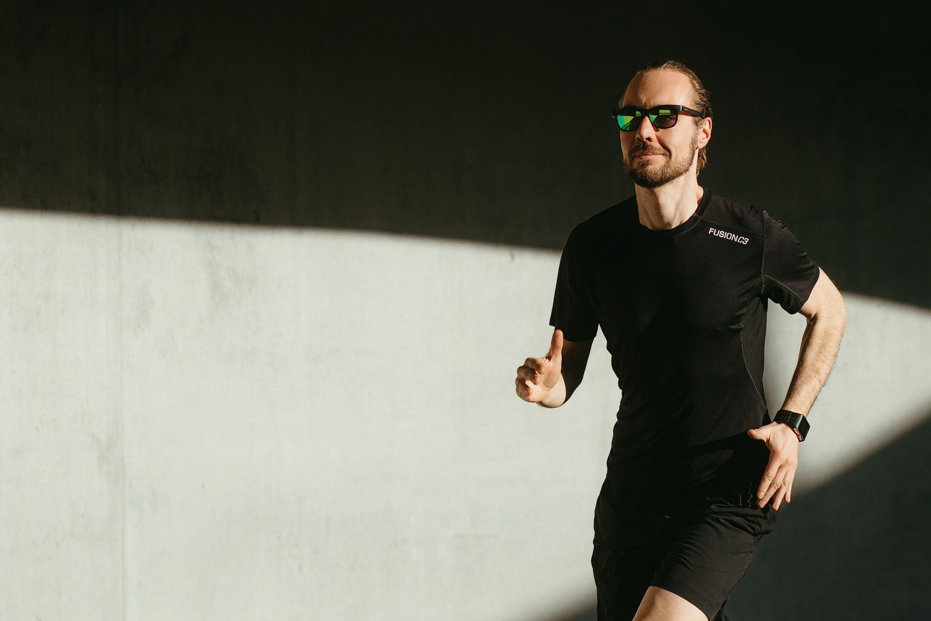 Runner sunglasses concrete wall — Björn Lexius, Hamburg, Germany