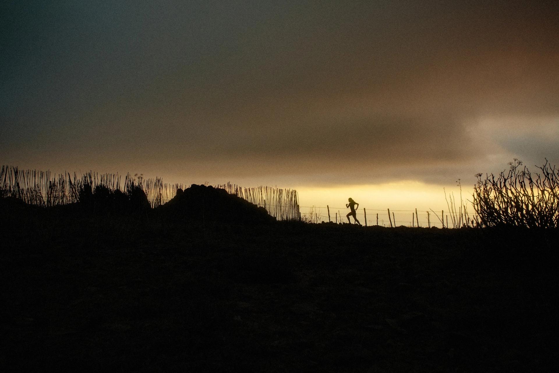 Two runners dusk ridge — Björn Lexius, Gran Canaria, Spain