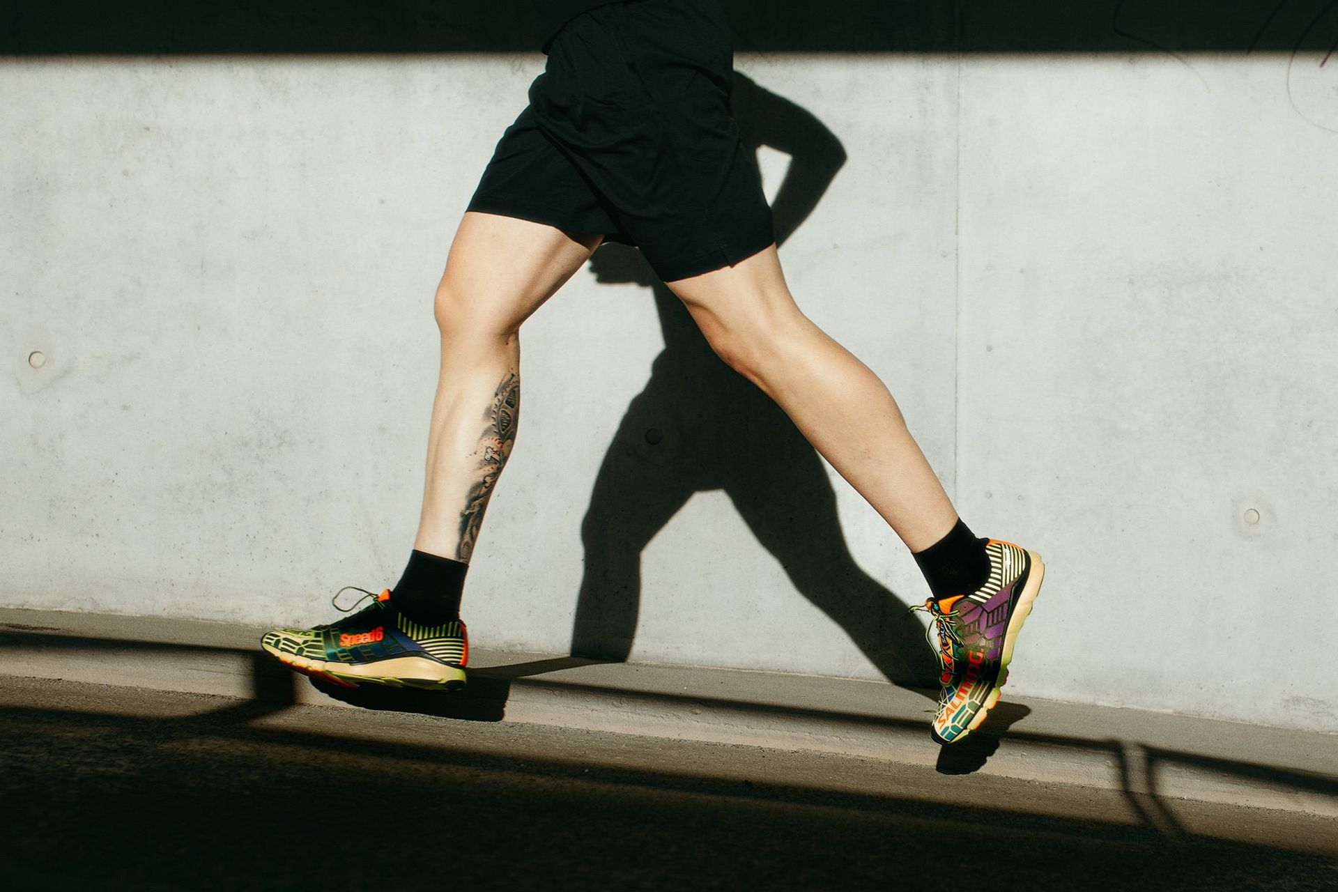 Running shoes concrete wall — Björn Lexius, Hamburg, Germany