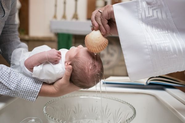 Dettaglio dell'acqua del battesimo