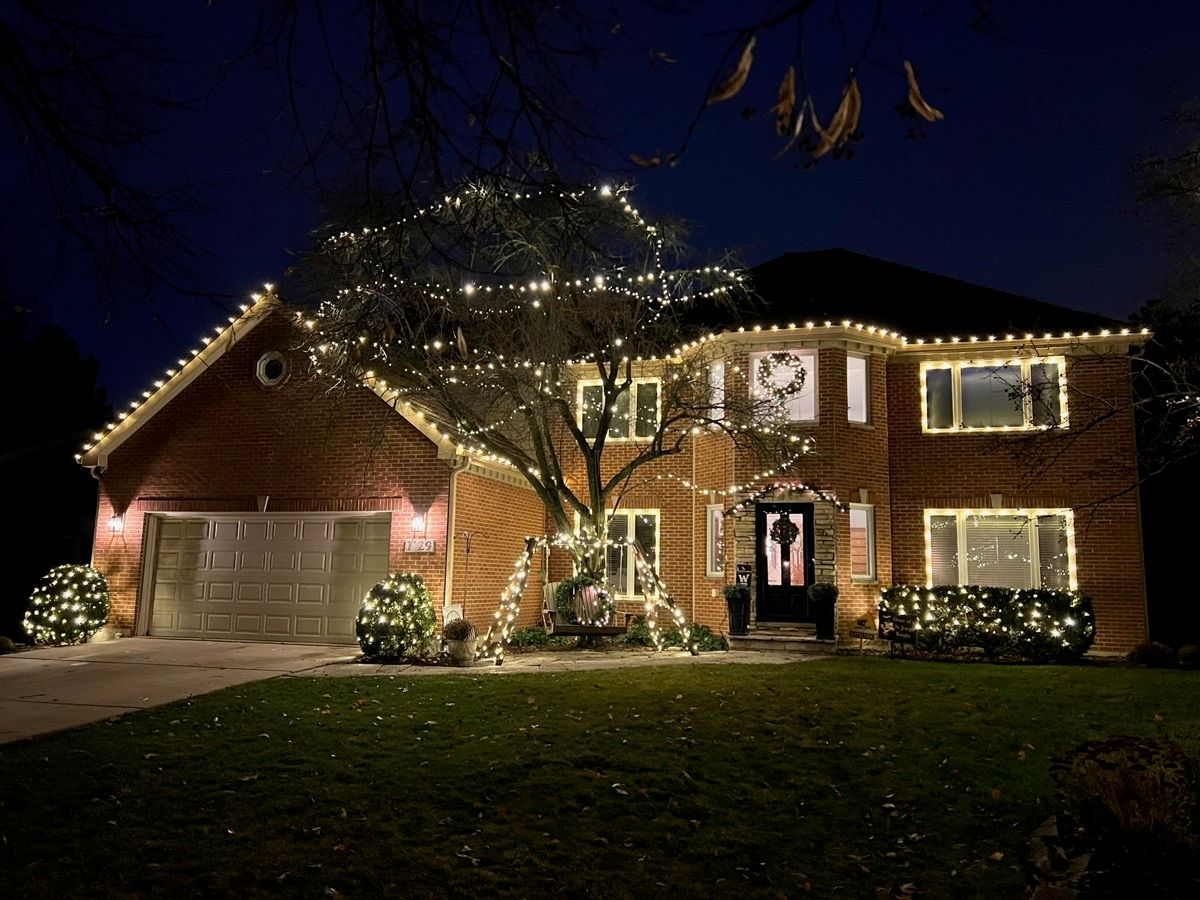 Residential holiday lighting installation