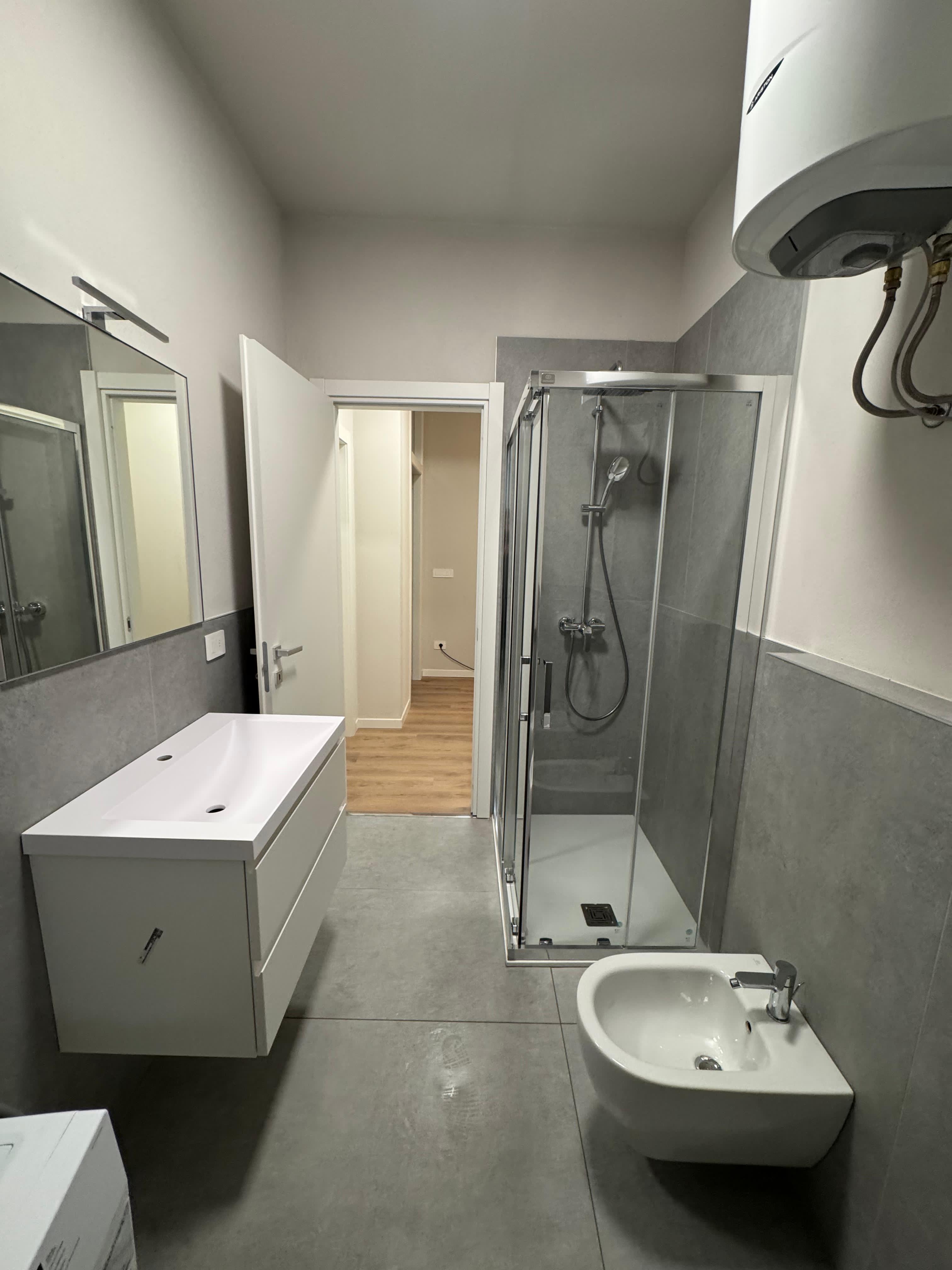 Bagno ristrutturato con gres – SACI Costruzioni Lecco