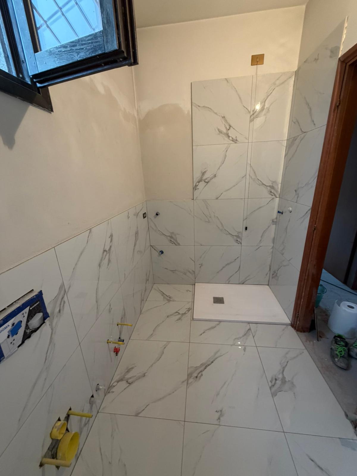 Posa gres effetto marmo in bagno – SACI Costruzioni Lecco