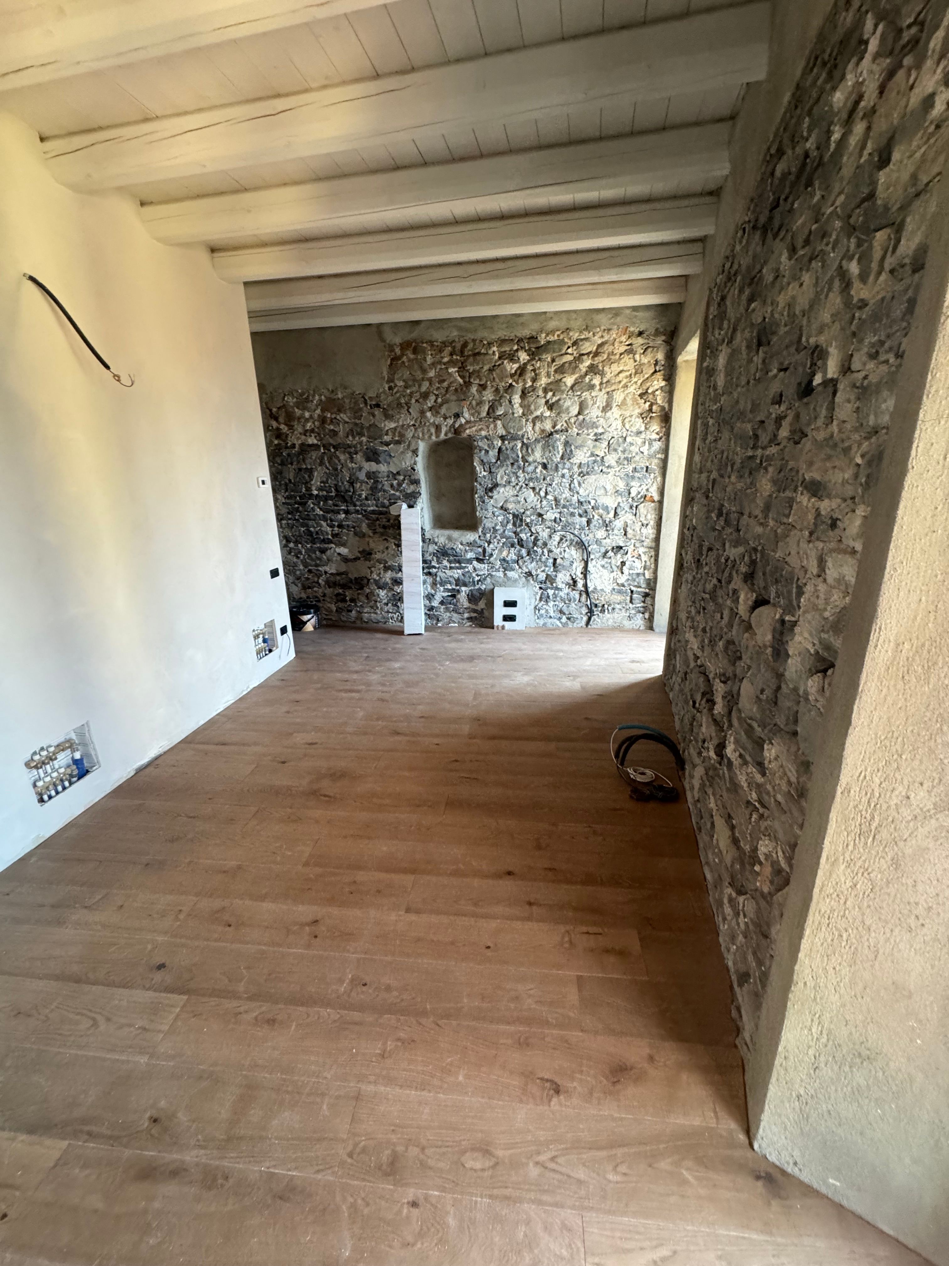 B&B ristrutturato con massetto nuovo, muri in sasso, travi in legno, pareti in cartongesso, posa pasquet