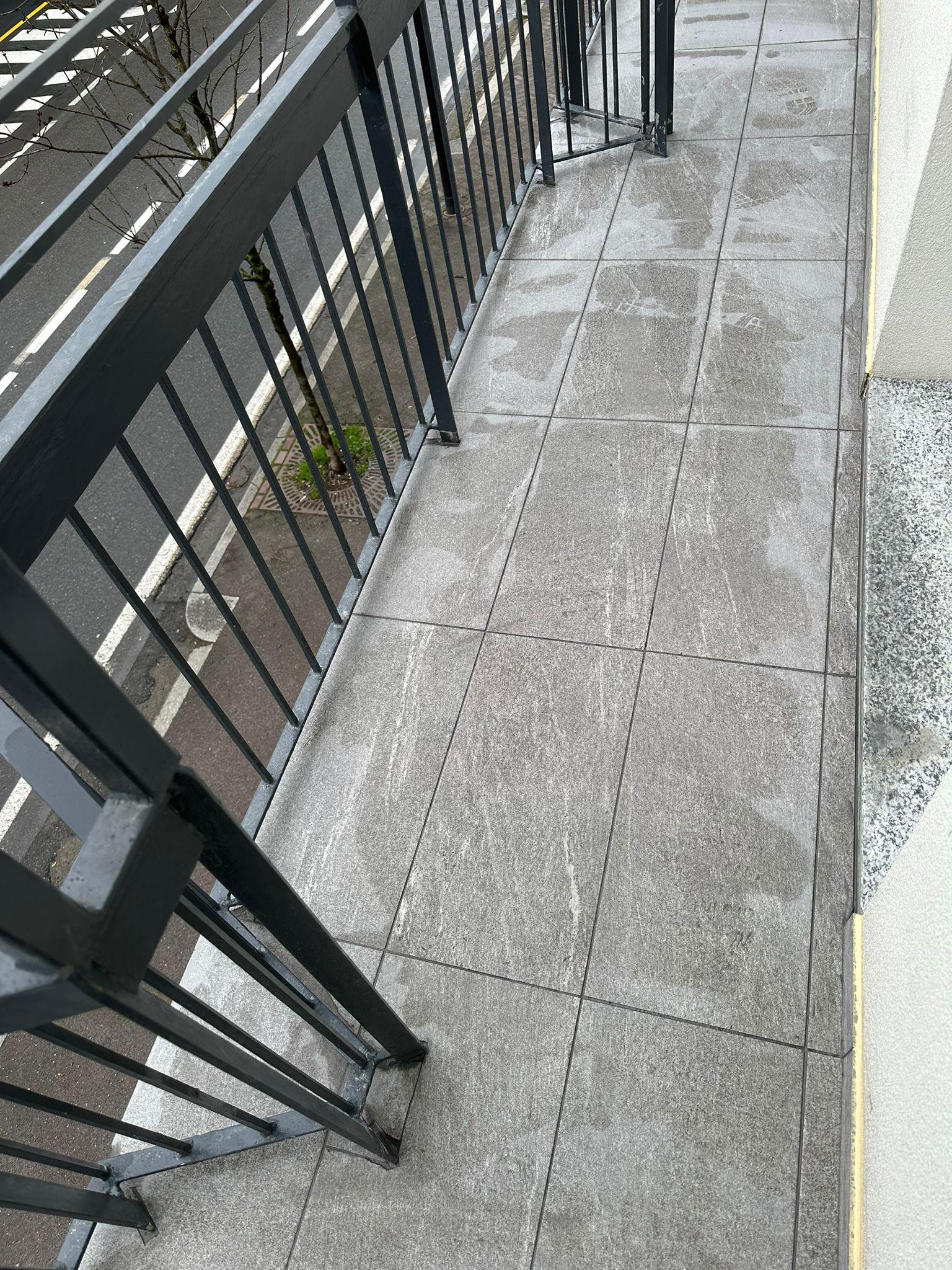 Balcone con gres effetto pietra antiscivolo – SACI Costruzioni Lecco