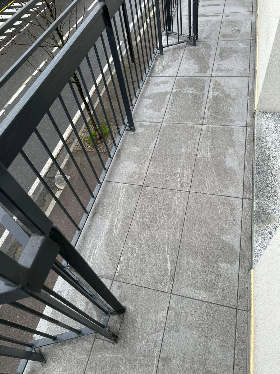 Balcone con gres effetto pietra antiscivolo – SACI Costruzioni Lecco