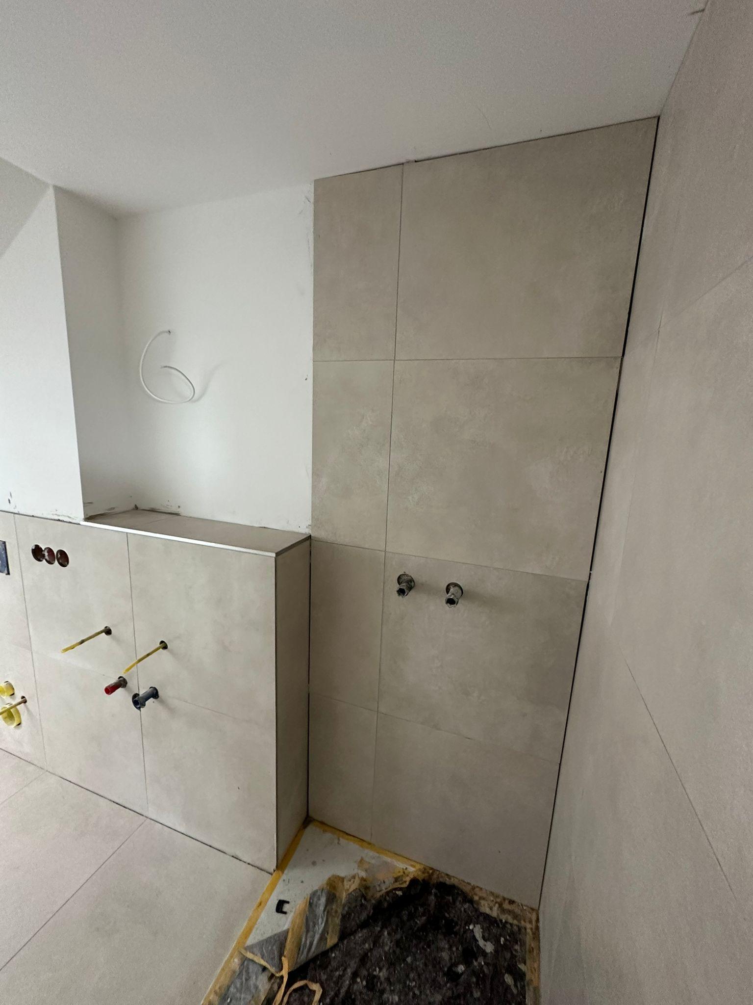 Posa gres grandi formati in bagno – SACI Costruzioni Lecco