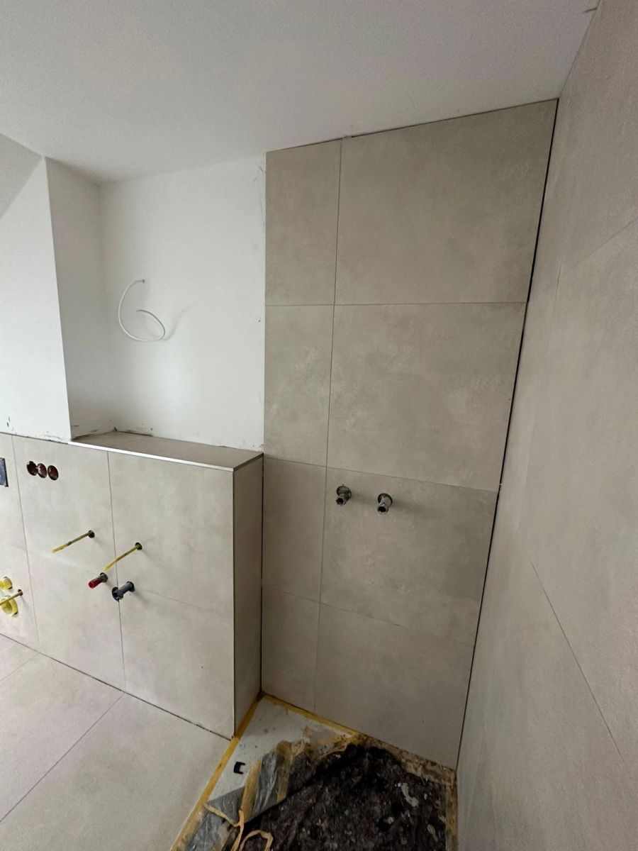 Posa gres grandi formati in bagno – SACI Costruzioni Lecco