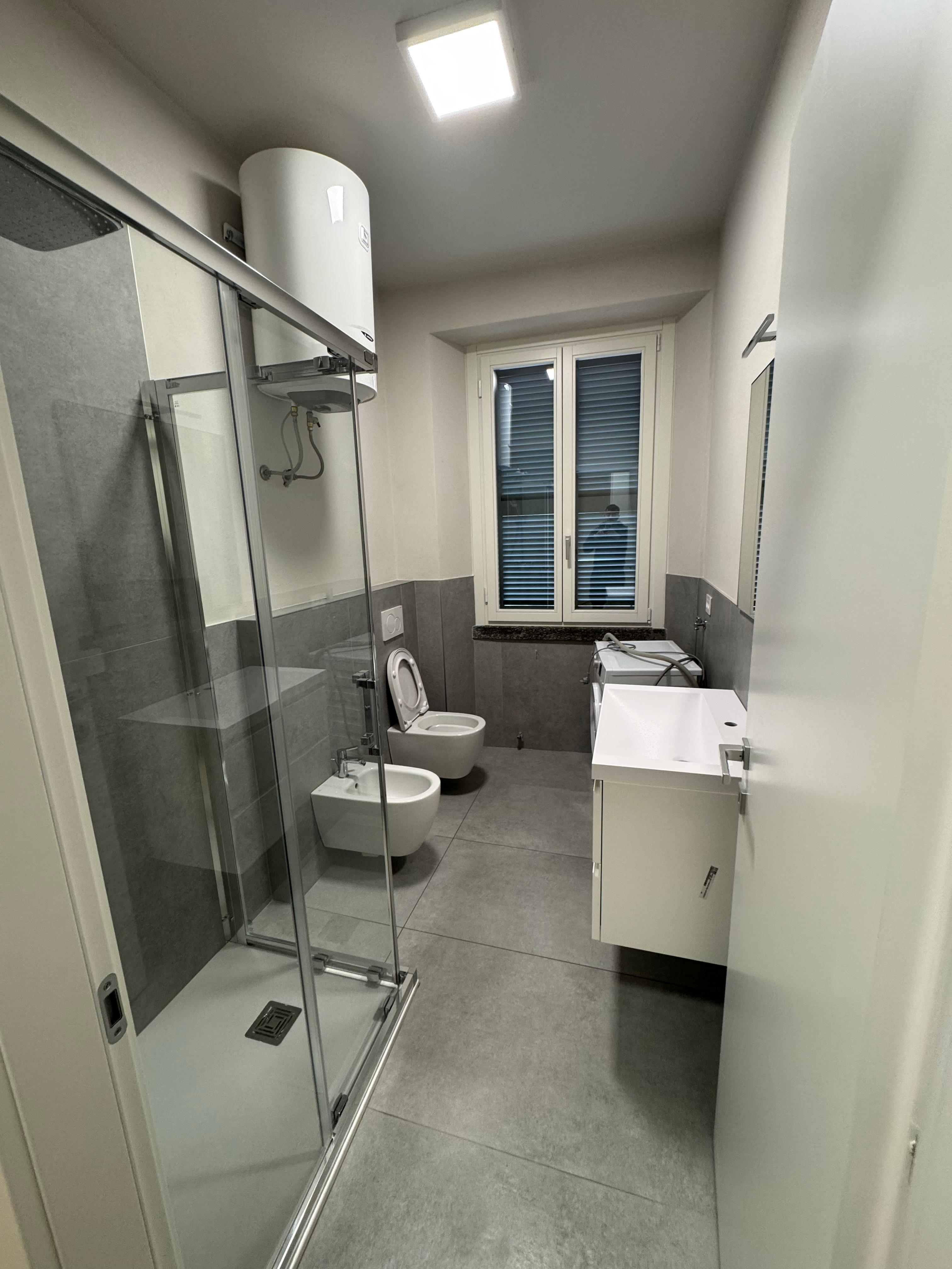 Bagno completo ristrutturato con gres grigio – SACI Costruzioni Lecco