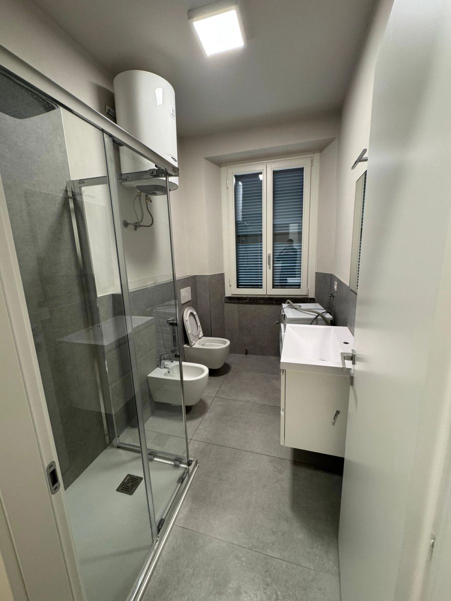 Bagno completo ristrutturato con gres grigio – SACI Costruzioni Lecco