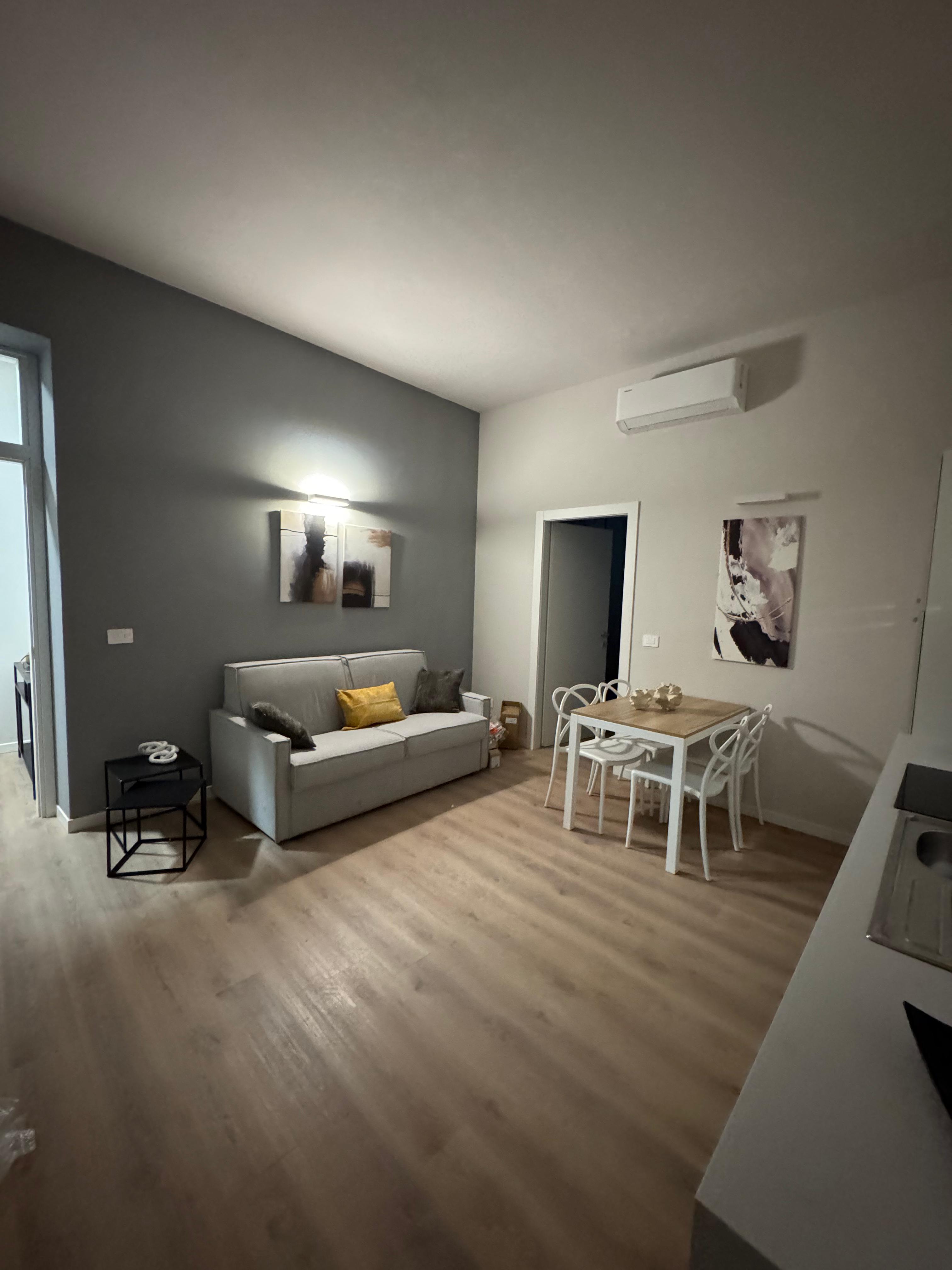 Soggiorno ristrutturato con parquet – SACI Costruzioni Lecco