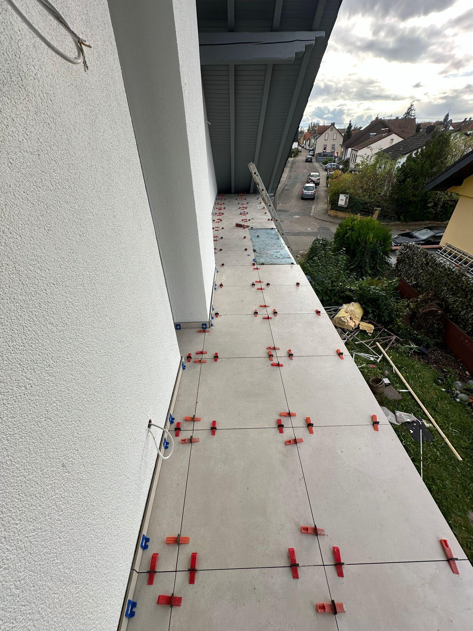 Posa gres su balcone con distanziatori – SACI Costruzioni Lecco