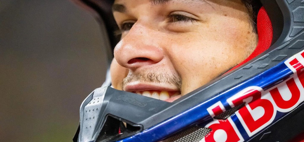 Jett Goes 1-1 at Home