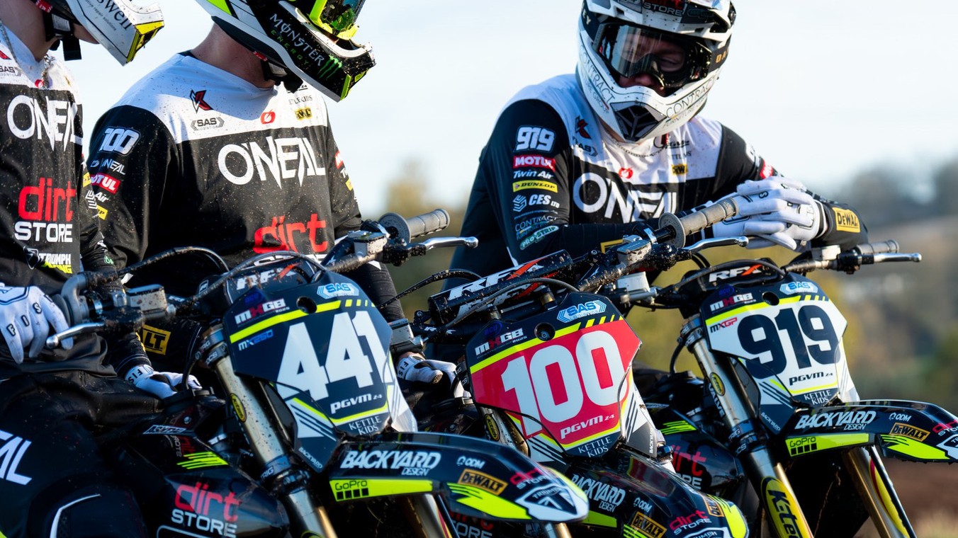 Dirt Store Triumph - Shoot image