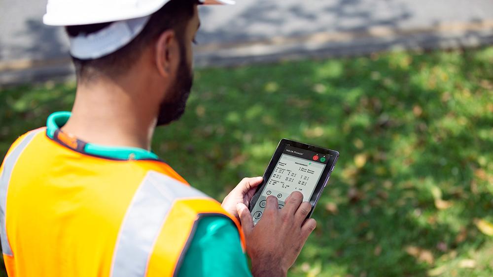 Engenheiro da NOJA Power usando o aplicativo de HMI Remota