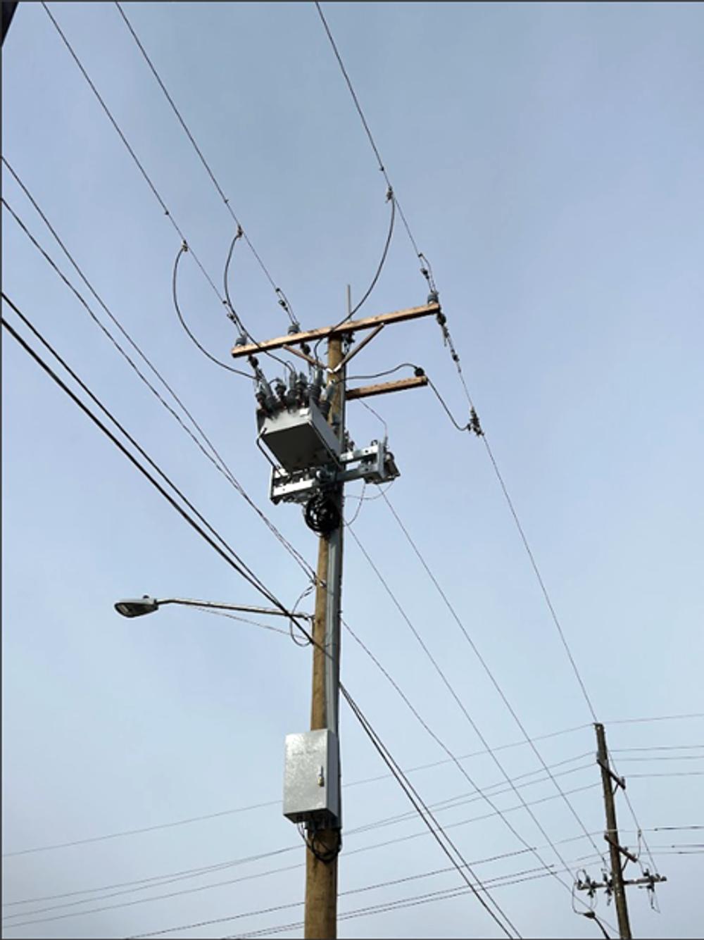 A NOJA Power OSM® Recloser installed in the ComEd Network, Illinois USA. Note the versatile mounting bracket which can be installed in both direct and side mount options, with an integrated Auxiliary voltage transformer bracket.