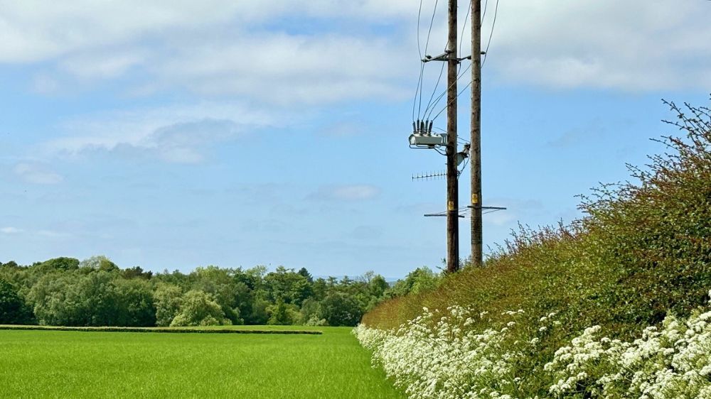 Um Religador OSM da NOJA Power instalado em Bushmills, Irlanda do Norte