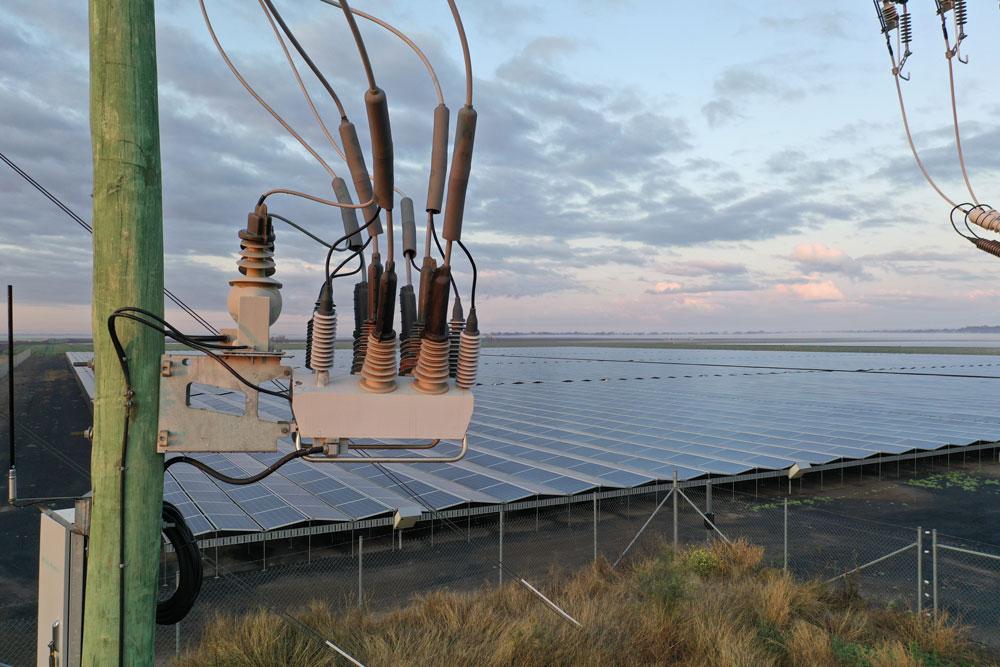 A NOJA Power OSM Recloser with RC-10 control outside a solar farm, Goondiwindi Australia © NOJA Power 2023