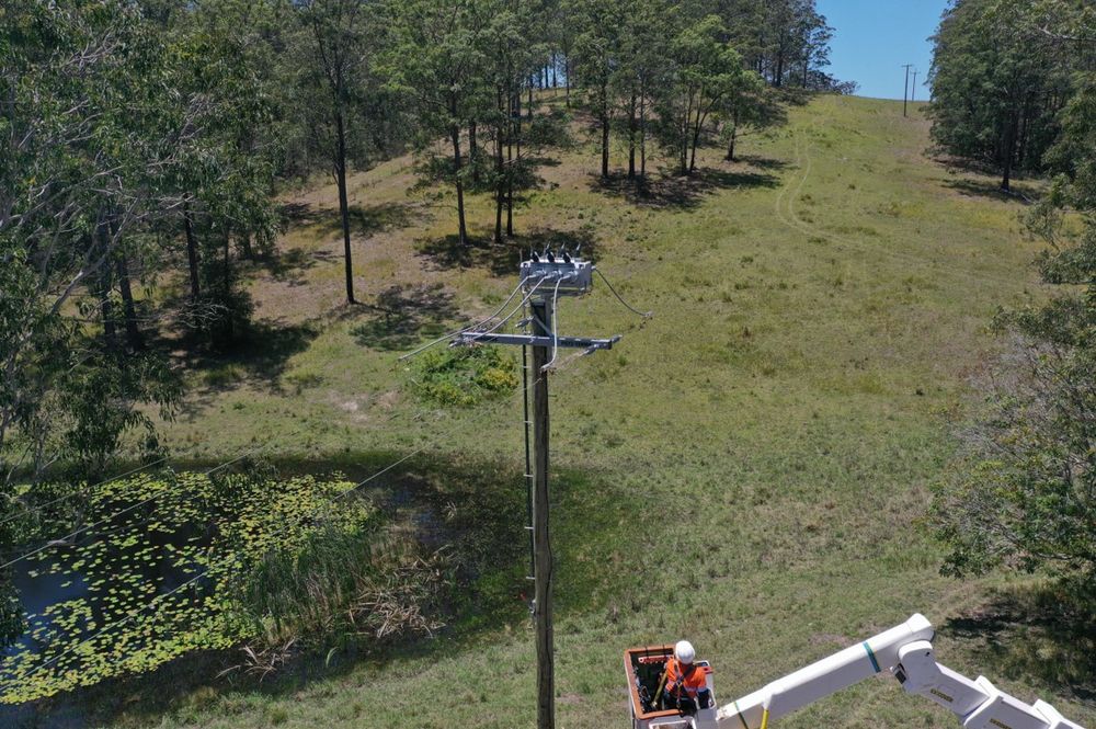 A NOJA Power VISI-SWITCH® installed with a mid-pole actuator system, NSW Australia © 2024