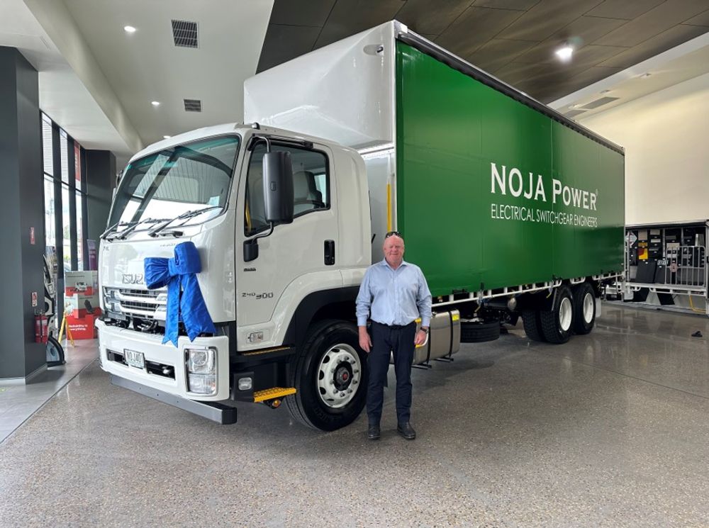 O Diretor Geral do NOJA Power Group, Neil O'Sullivan, recebe um dos novos camiões da frota da NOJA Power.