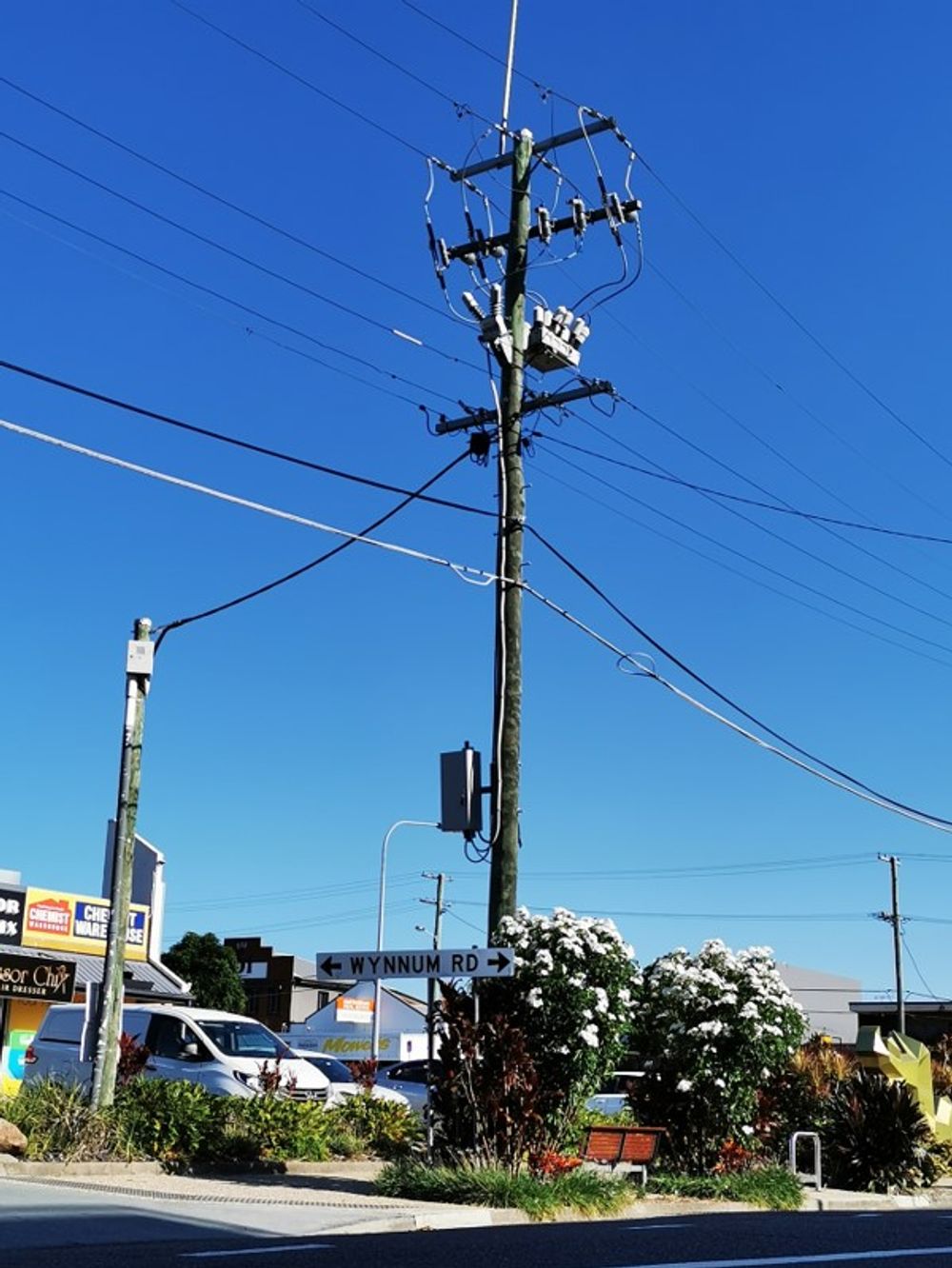 Um Religador OSM da NOJA Power instalado em Brisbane, Austrália, com links de desconexão para Isolamento © NOJA Power 2024