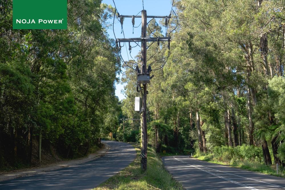 NOJA Power OSM Recloser with RC20 Controller on overhead pole in Victoria in between two roads