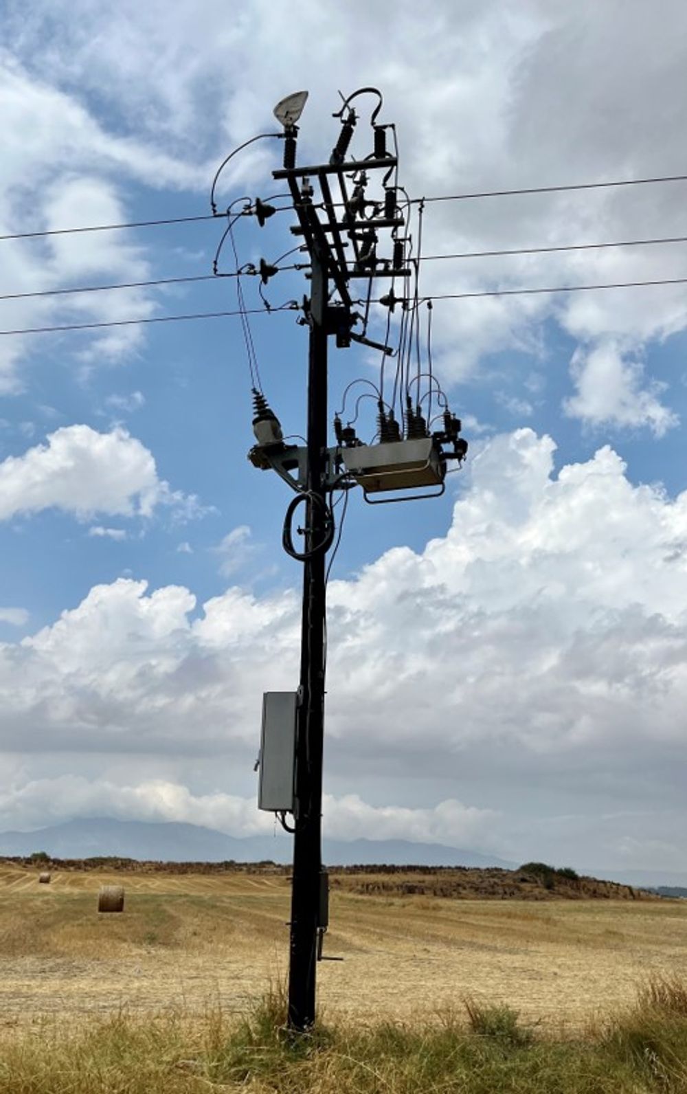 An OSM Recloser installation with the Standard OMB-18 mounting bracket for the OSM, and a VTMB-10 for the auxiliary supply voltage transformer.