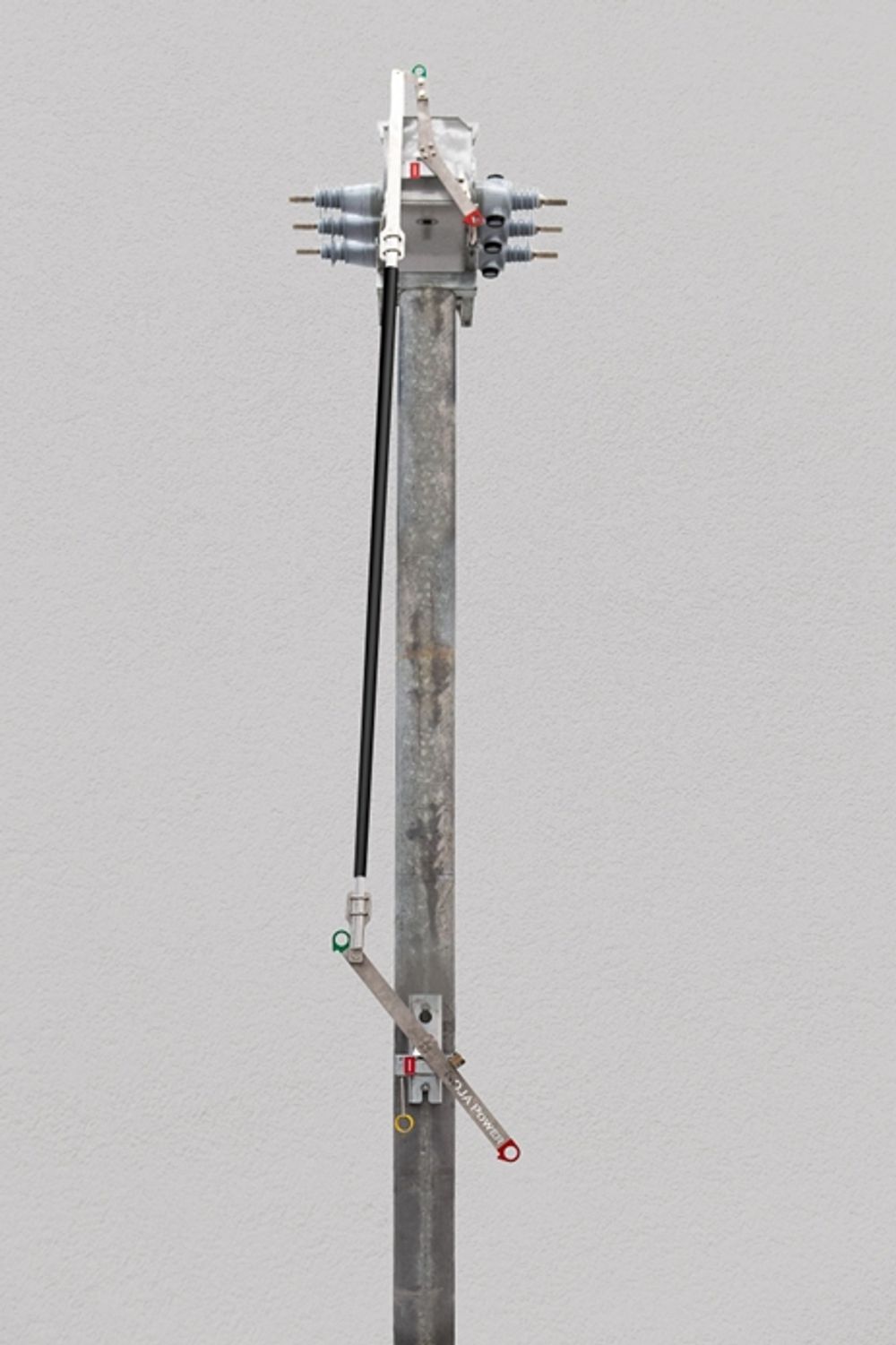 Uma instalação de demonstração da VISI-SWITCH® da NOJA Power com atuador de poste descendente (down pole).