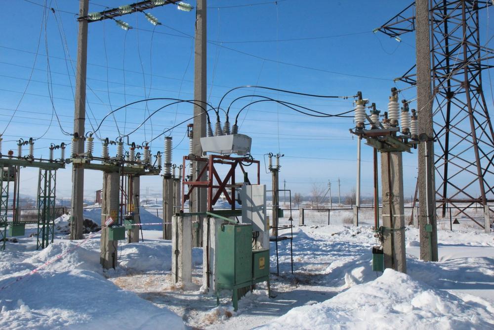 Image of substation in Samara with NOJA Power OSM Recloser with RC10 Controller on top of red frame in centre of image