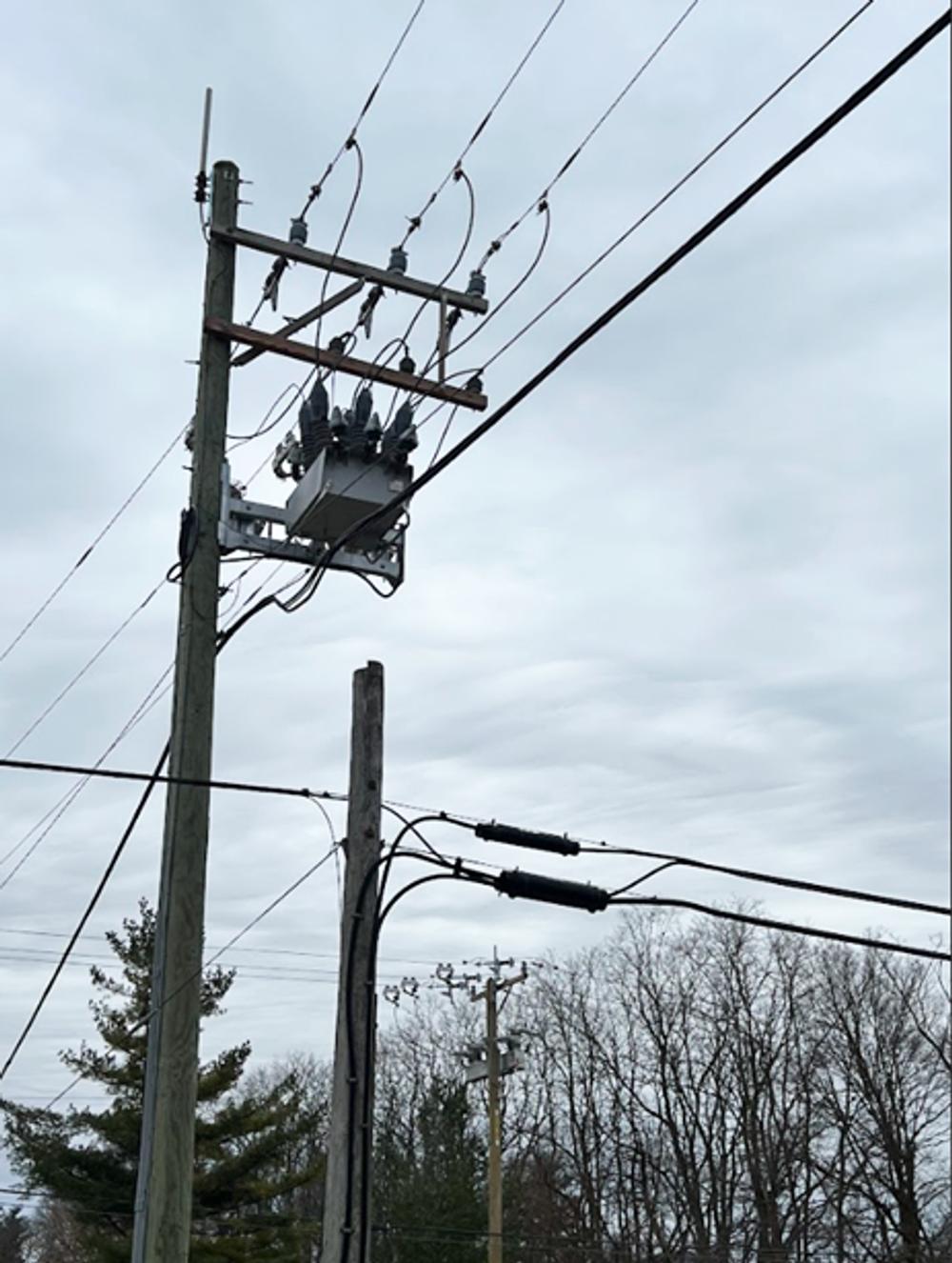 A NOJA Power OSM® Recloser installed in the ComEd network, demonstrating swing arm mounting © NOJA Power 2023