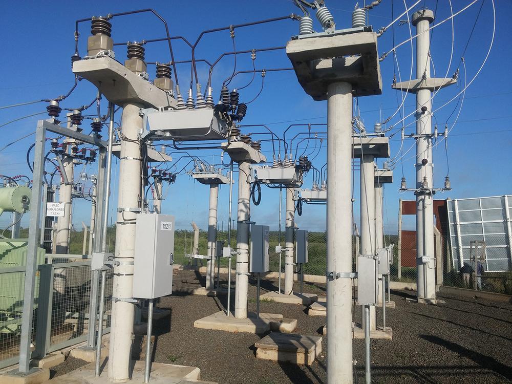 Três sistemas de religadores OSM NOJA Power instalados em uma subestação na Argentina.