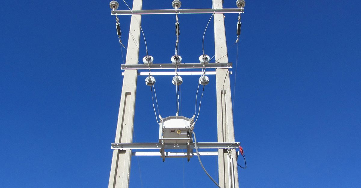 Intelligent network control device to capture real-time data on energy ...