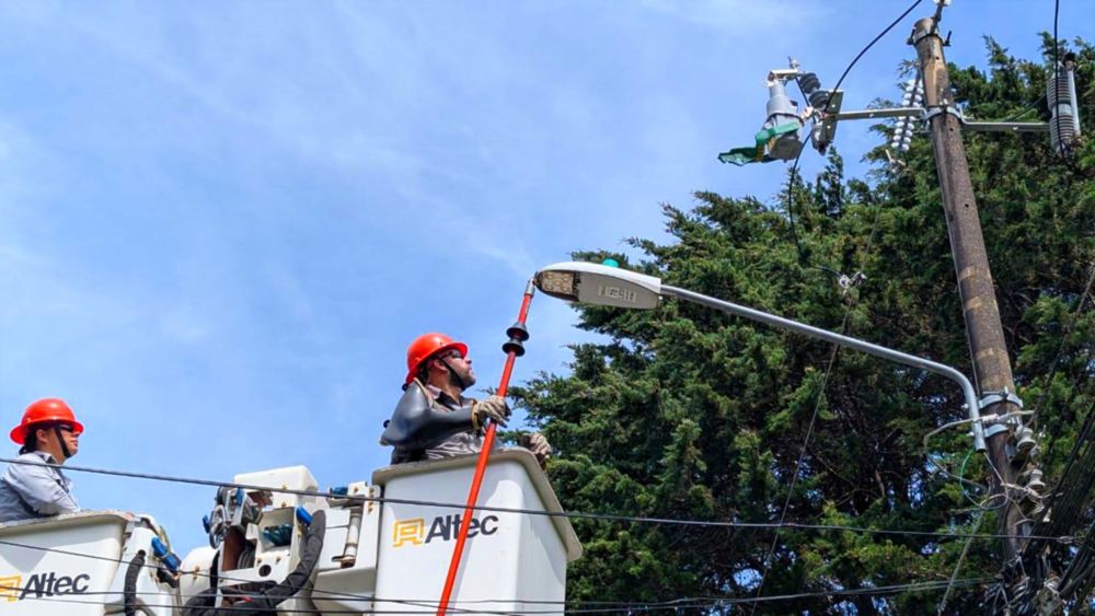 Utility Engineers operating the NOJA Power EcoLink® with its patented interlock lever.