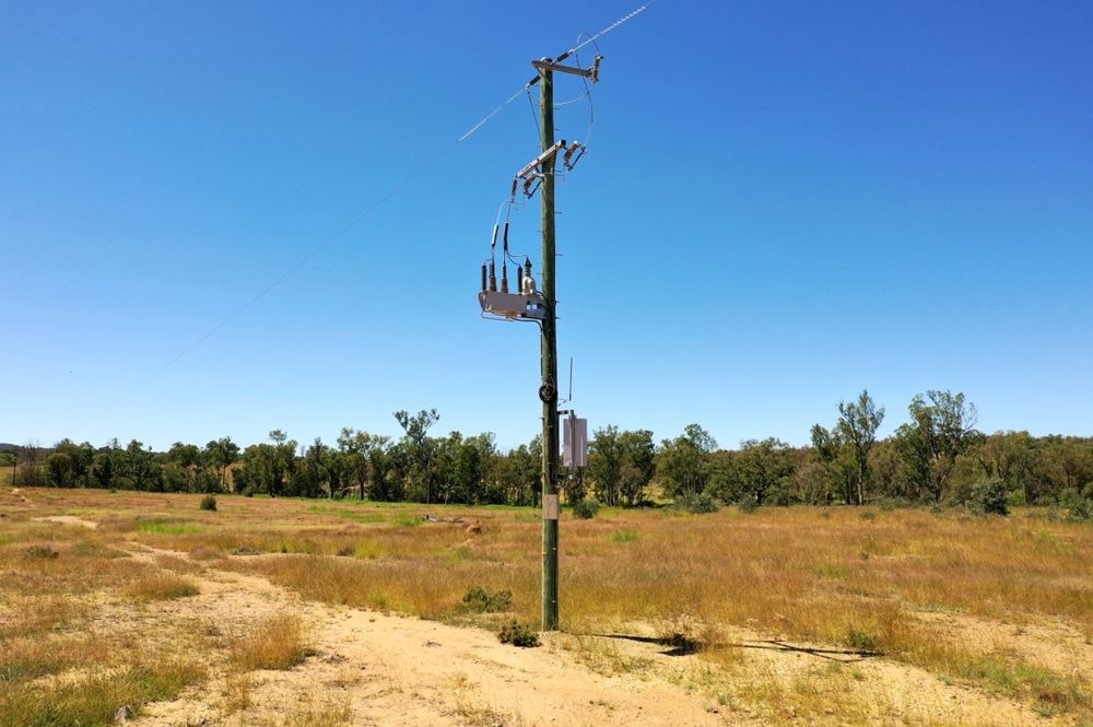 Um religador OSM monofásico na zona rural de Queensland, Austrália