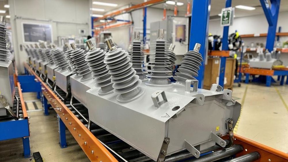 Uma das linhas de produção do religador OSM da NOJA Power em funcionamento