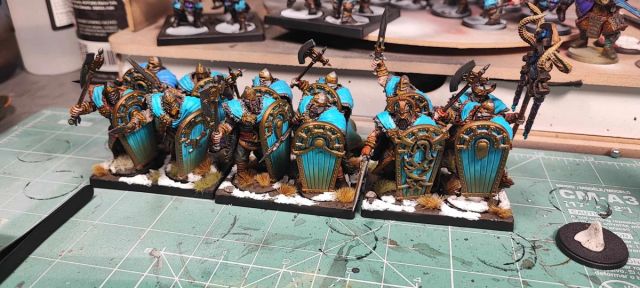 zdjęcie pięknie malowanych modeli wojowników nordyckich z gry Conquest