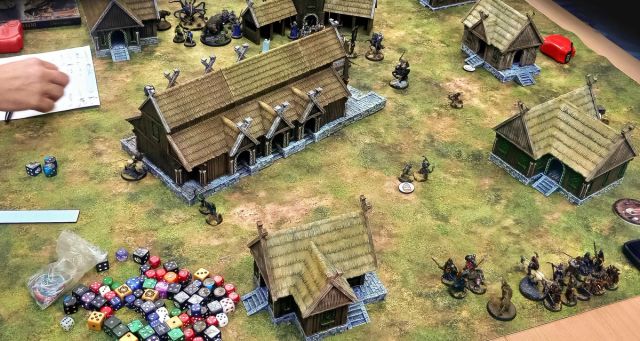 Zdjęcie gry bitewnej na detalicznej makiecie średniowiecznej