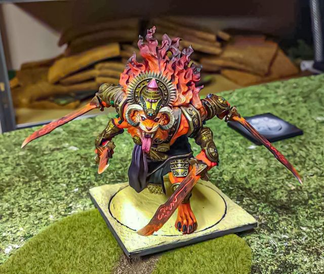 Zdjęcie pięknie malowanego modelu potwora w klimatach mitologii hinduskiej