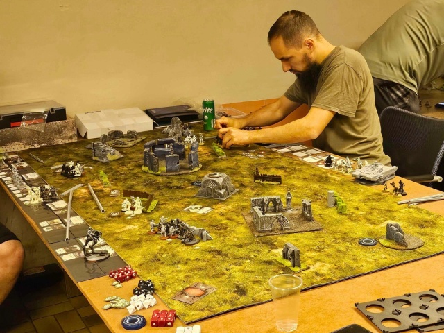 Zdjęcie z gralni Magmy podczas rozgrywki gier bitewnych