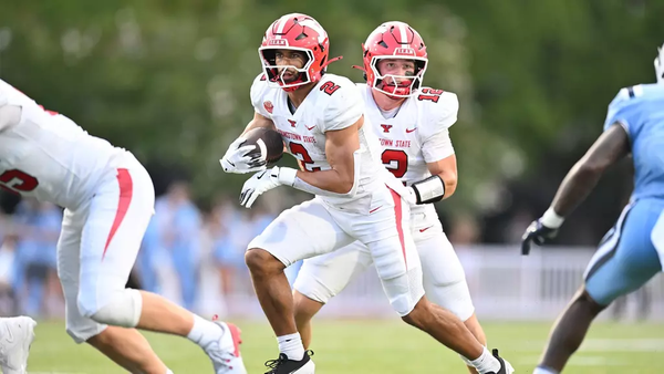 Youngstown State RB Ethan Wright receives a handoff