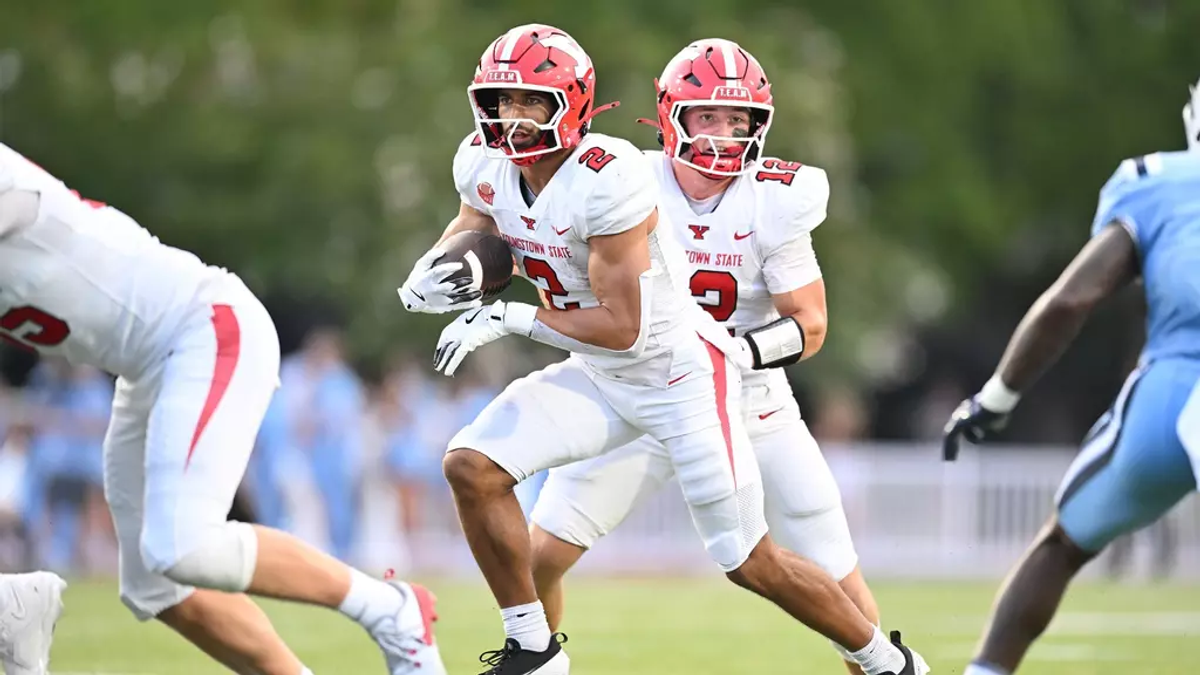 Youngstown State RB Ethan Wright receives a handoff