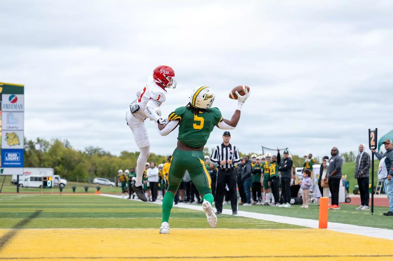 Missouri Southern State TE Deontay Campbell catches a TD one handed.