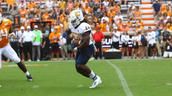 UTC RB Elijah Ibitokun-Hanks rushing against the University Tennessee