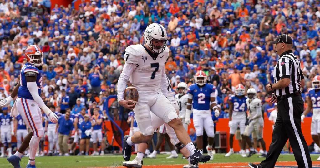 Samford QB Welch scores a rushing touchdown at Florida. Nov. 13, 2021.