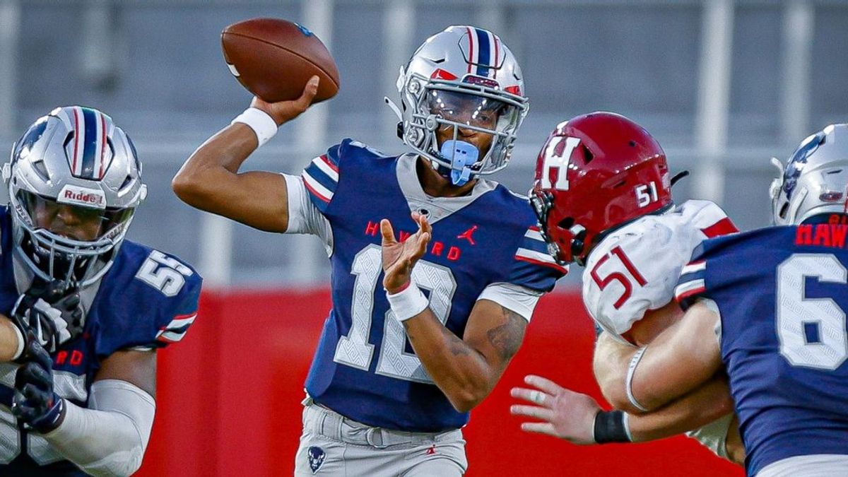 Jaylon Tolbert passes in the face of the Harvard rush