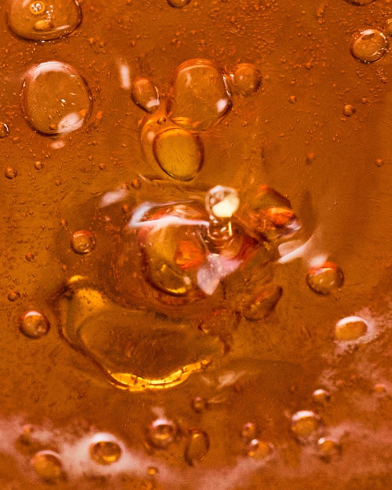 Close-up of golden, bubbling liquid from the alcohol-free, fermented drink Villbrygg Glimt.