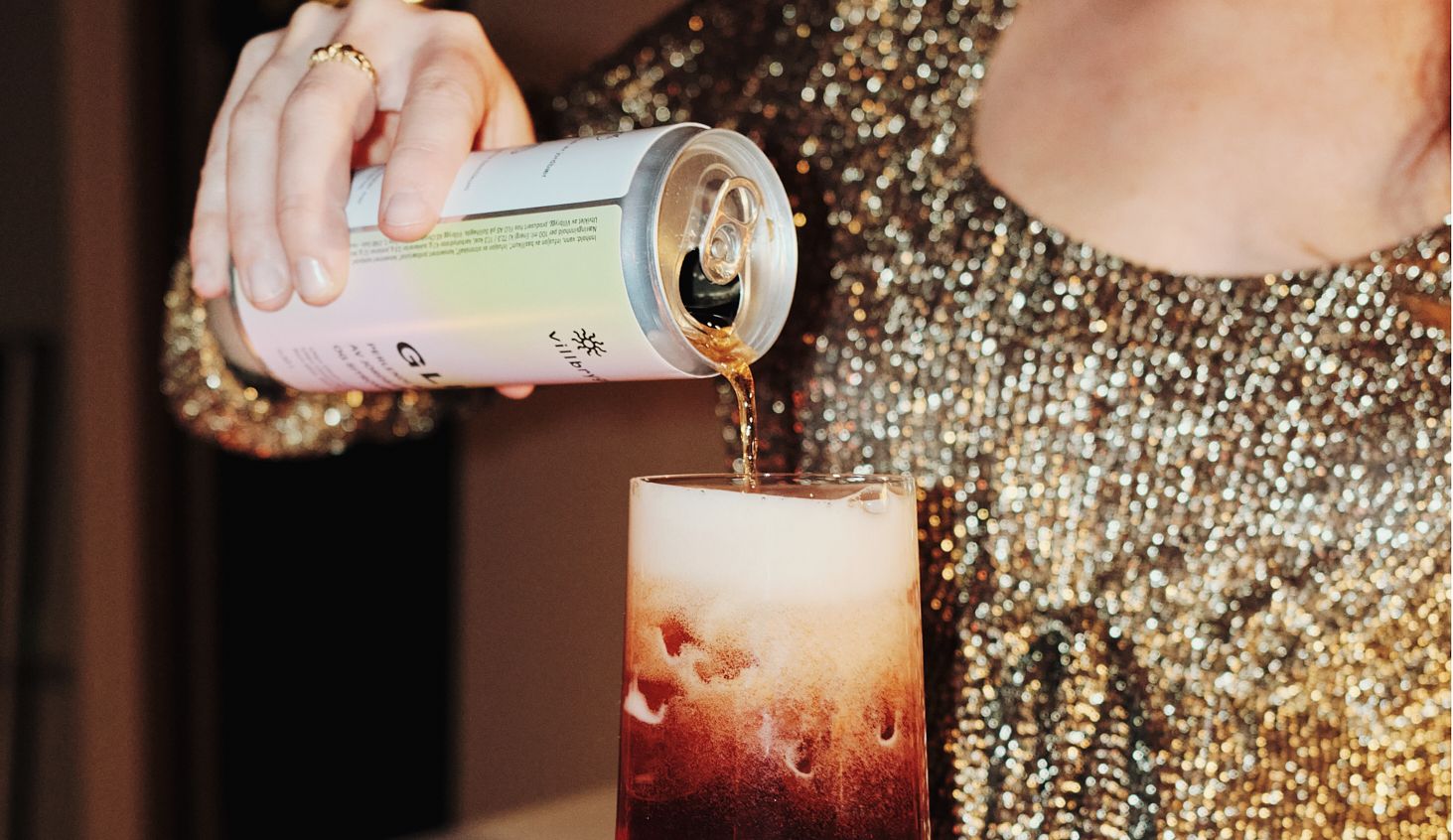 Alkoholdfrie drikken GLIMT helles i glass av gravid kvinne i festlig kjole