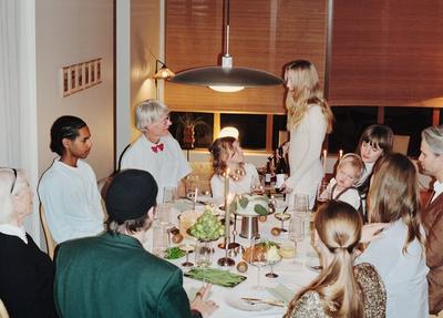 Alle generasjoner samlet rundt bordet til jul. Med villbrygg i glassene